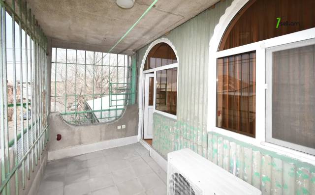 Երեք հարկանի քարե տուն Ազատամարտիկների փողոցում Էրեբունիում, 182 քմ, 2 սանհանգույց