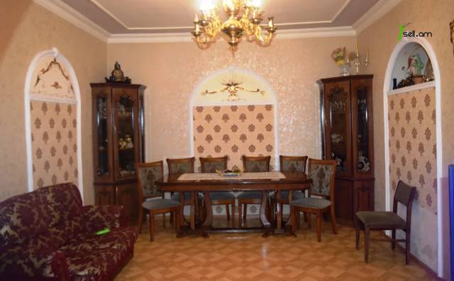 Երկու հարկանի քարե տուն, Այգաբացի 2-րդ շարք Գյումրիում, 325 ք.մ., 2 սանհանգույց