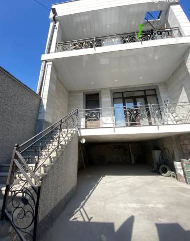 Երկու հարկանի քարե տուն Վերին Անտառային փողոցում կենտրոնում, 150 քմ, 2 սանհանգույց