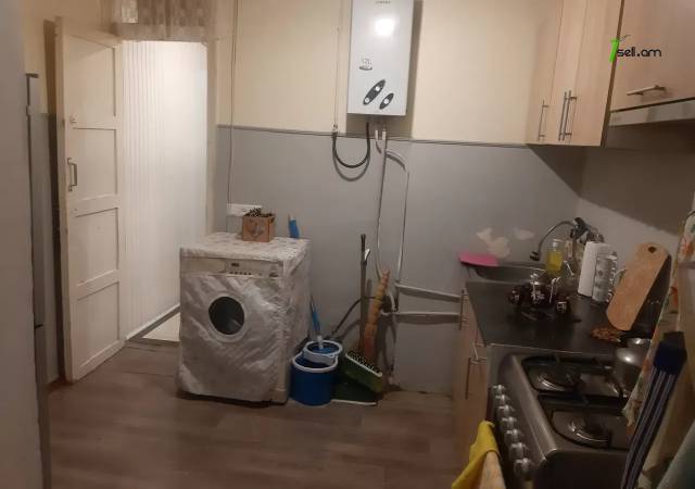 3 սենյականոց բնակարան Արցախի պողոտայում, 57 ք.մ., եվրովերանորոգված, քարե շենք