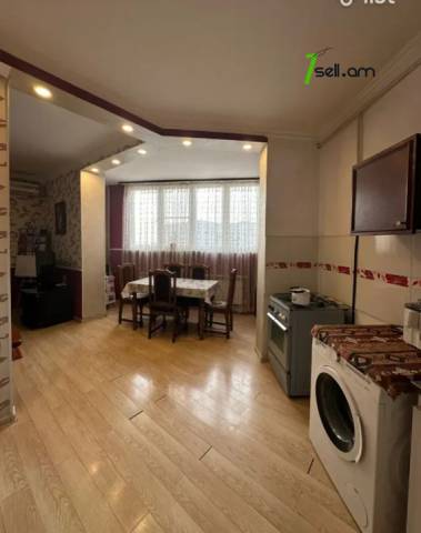 3 սենյականոց բնակարան, 16 թաղամաս, 78 ք.մ., 12/16 հարկ, կապիտալ վերանորոգված