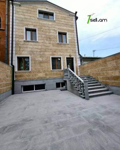 Երեք հարկանի քարե տուն Նոր Արեշի 2րդ փողոցում Էրեբունիում, 450 ք.մ., 3+ սանհանգույց