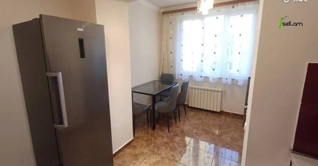 3 սենյականոց բնակարան Աբովյան փողոցում, 87 ք.մ., 3/5 հարկ, կապիտալ վերանորոգված, քարե շենք