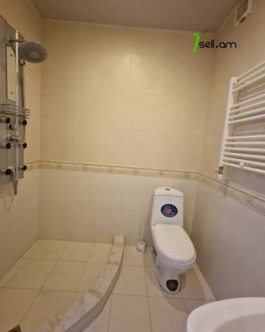 Երեք հարկանի քարե տուն, Նոյ թաղամաս Աջափնյակում, 600 ք.մ., 3+ սանհանգույց, եվրովերանորոգված