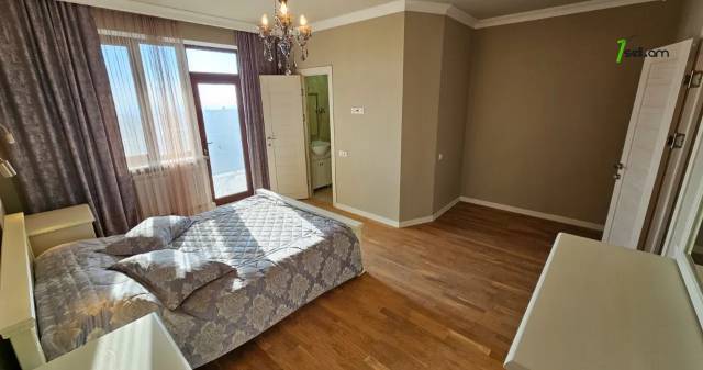 Չորս հարկանի քարե տուն Սիլիկյան 4-րդ փողոցում Աջափնյակում, 2480 ք.մ., 3+ սանհանգույց, մեծ հողամաս