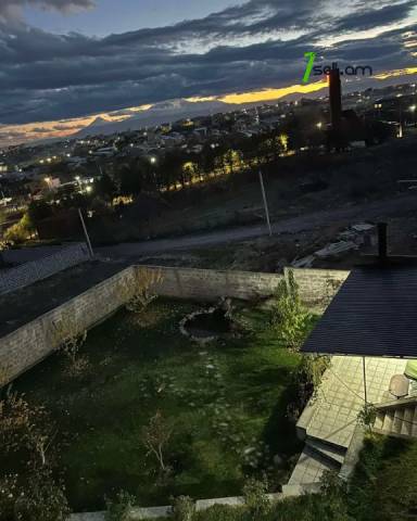 Երեք հարկանի քարե տուն 1-ին փողոցում Զովունիում, 800 ք.մ., 3+ սանհանգույց, կապիտալ վերանորոգված