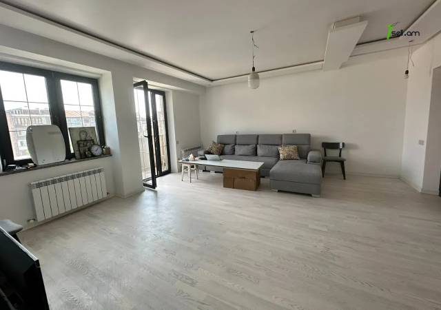 3 սենյականոց բնակարան Կոմիտասի պողոտայում, 88 ք.մ., 3/9 հարկ, կապիտալ վերանորոգված, քարե շենք