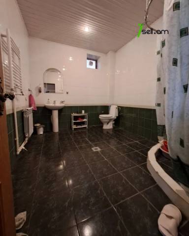 Չորս հարկանի քարե տուն Ադանայի փողոցում կենտրոնում, 307 ք.մ., 2 սանհանգույց, կոսմետիկ վերանորոգում