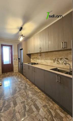 4 սենյականոց բնակարան Նիկողայոս Ադոնցի փողոցում, 100 քմ, եվրովերանորոգված, քարե շենք