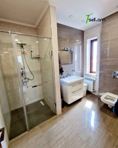 Չորս հարկանի տուն Առինջի 21-րդ փողոցում Առինջում, 950 քմ, 3+ սանհանգույց