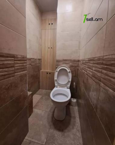 4 սենյականոց բնակարան Դերենիկ Դեմիրճյանի փողոցում, 130 ք.մ., 2 սանհանգույց, բարձր առաստաղներ