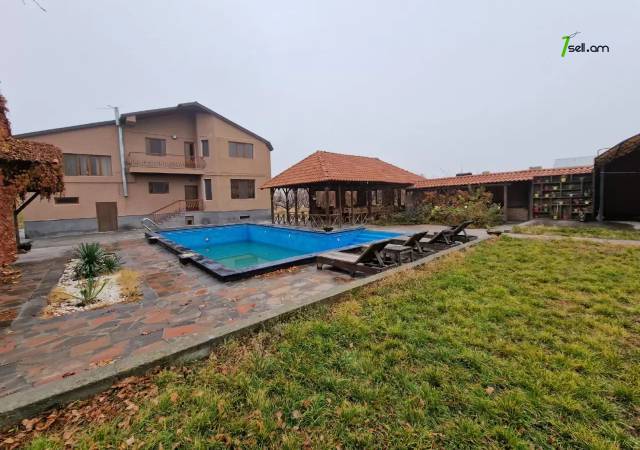 Երկու հարկանի քարե տուն, Եղվարդի խճուղի Զովունիում, 1000 ք.մ., 3+ սանհանգույց, եվրովերանորոգված