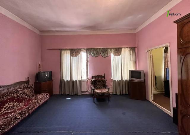 Երկու հարկանի քարե տուն 1-ին փողոցում Պտղնիում, 302 քմ, 2 սանհանգույց, մասնակի վերանորոգում