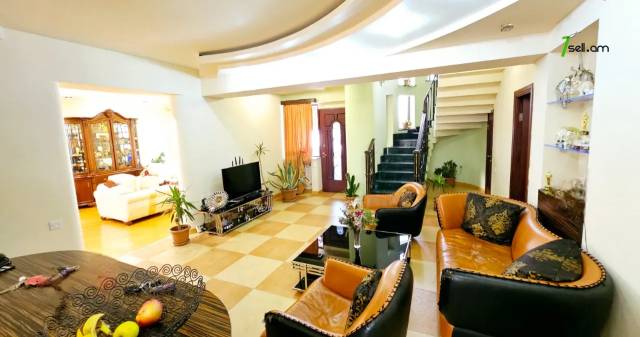 Երեք հարկանի քարե տուն Խաչատուր Աբովյանի փողոցում Ավանում, 1960 ք.մ., 3+ սանհանգույց