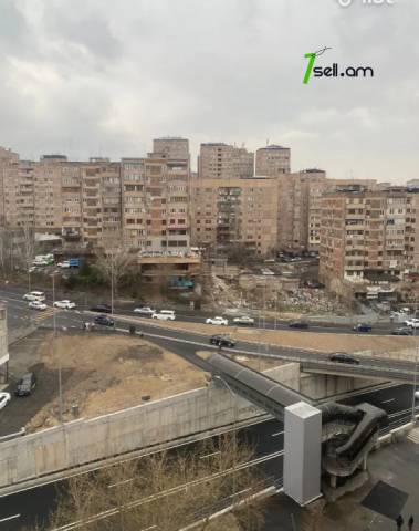 3 սենյականոց բնակարան Առնո Բաբաջանյան փողոցում, 75 ք.մ., մի քանի պատշգամբ, մասնակի վերանորոգում