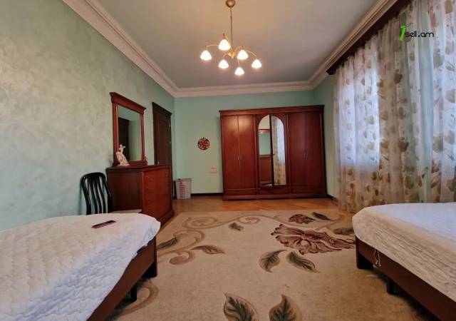 Երկու հարկանի քարե տուն Մոլդովական փողոցում Նոր Նորքում, 1300 ք.մ., 3+ սանհանգույց, եվրովերանորոգված