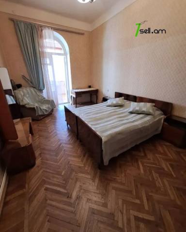 4 սենյականոց բնակարան Մոսկովյան փողոցում, 94 ք.մ., բարձր առաստաղներ, քարե շենք