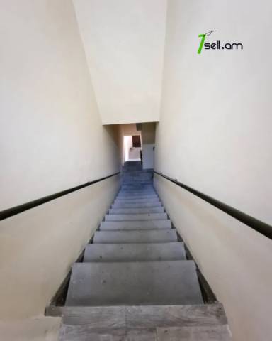 Երեք հարկանի քարե տուն Վարշավյան փողոցում Արաբկիրում, 630 քմ, 3+ սանհանգույց, կապիտալ վերանորոգված