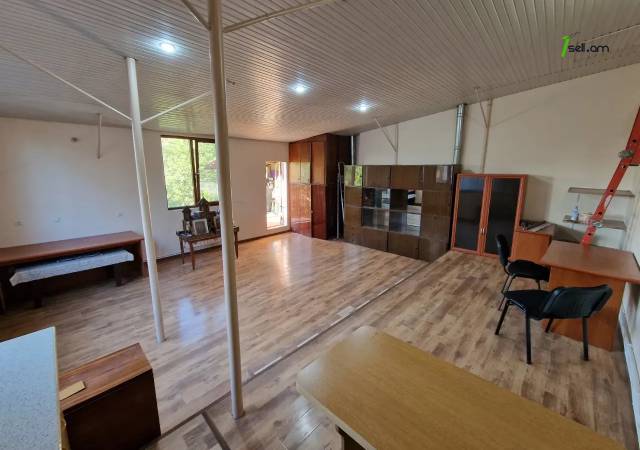 Երկու հարկանի քարե տուն Մարշալ Բաղրամյան պողոտայում կենտրոնում, 130 ք.մ., եվրովերանորոգված