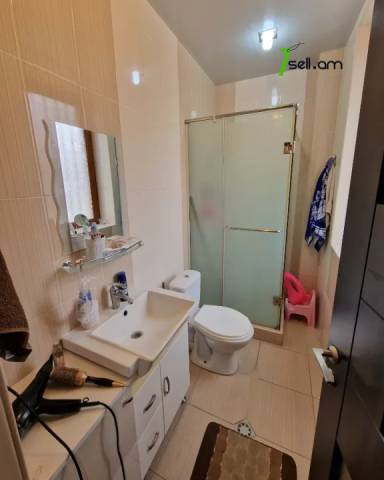 Երեք հարկանի քարե տուն Կարապետյան փողոցում Աջափնյակում, 470 ք.մ., 3+ սանհանգույց