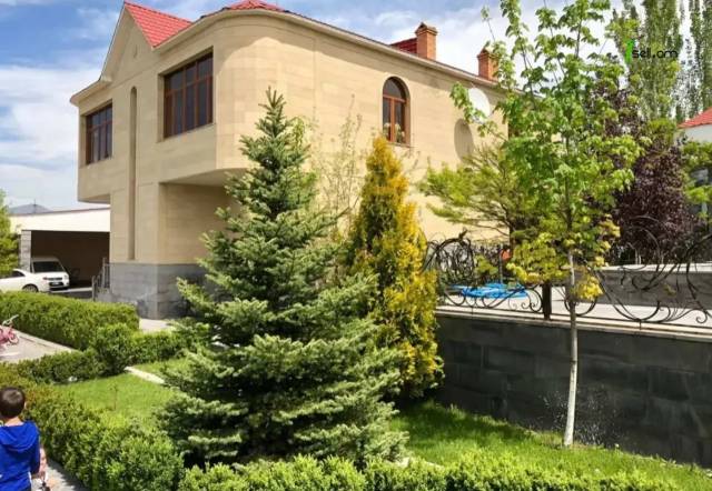 Երկու հարկանի քարե տուն, Դուրյան թաղամաս Ավանում, 2400 ք.մ., 3+ սանհանգույց, մեծ հողամաս