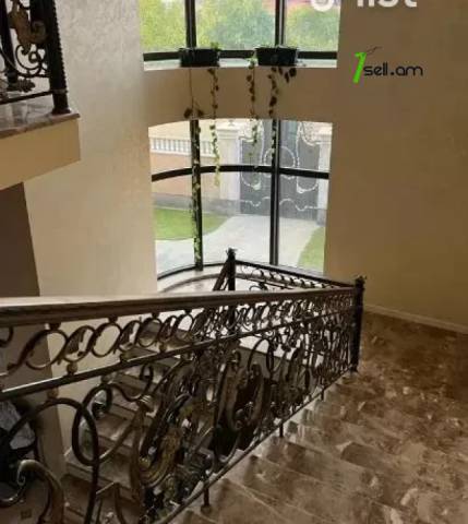 Երեք հարկանի տուն, P. Sevak St Ավանում, 700 ք.մ., 3+ սանհանգույց, կապիտալ վերանորոգված