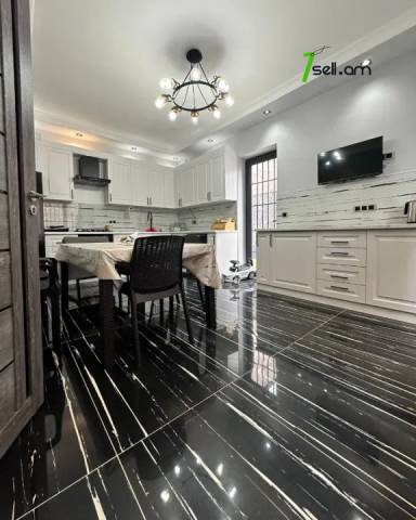 Երկու հարկանի քարե տուն 21-րդ փողոցում Զովունիում, 220 ք.մ., 2 սանհանգույց, կապիտալ վերանորոգված