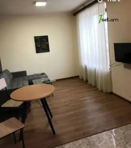 2 սենյականոց բնակարան Աբովյան փողոցում, 41 ք.մ., նախավերջին հարկ, եվրովերանորոգված, քարե շենք