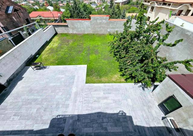 Երեք հարկանի քարե տուն, Նորք-Մարաշ վարչական շրջան Նորք Մարաշում, 660 ք.մ., 3+ սանհանգույց