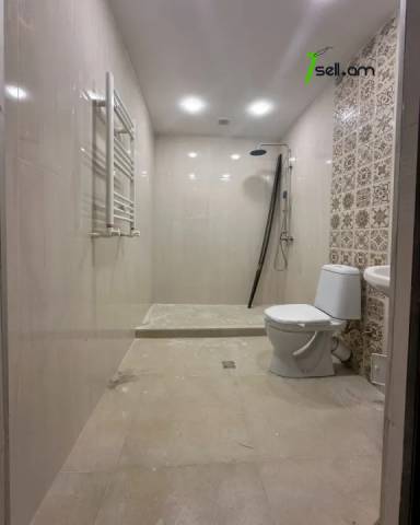 3 սենյականոց բնակարան նորակառույց շենքում Մելքումովի փողոցում, 61 ք.մ., 2/4 հարկ