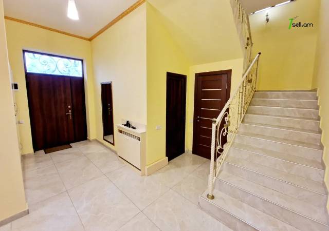Երկու հարկանի տուն Հրաչյա Աճառյան փողոցում Ավանում, 440 ք.մ., 2 սանհանգույց, կապիտալ վերանորոգված