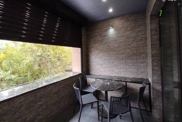 3 սենյականոց բնակարան Վարդանանց փողոցում, 86 ք.մ., 2/5 հարկ, 2 սանհանգույց, բարձր առաստաղներ