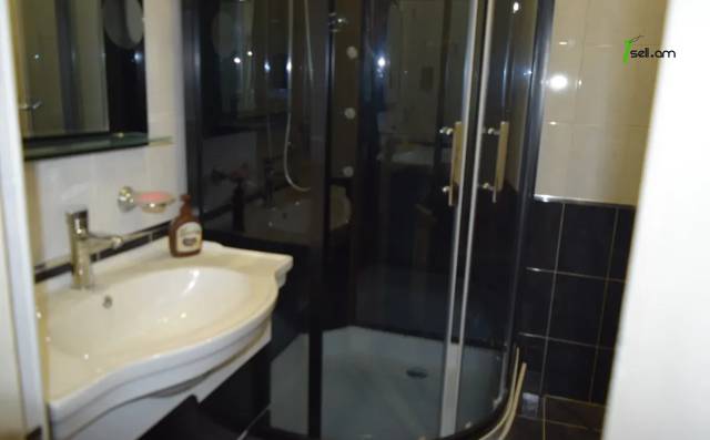 4 սենյականոց բնակարան Պարույր Սևակի փողոցում, 98 ք.մ., նախավերջին հարկ, մի քանի պատշգամբ