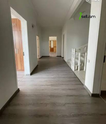 Չորս հարկանի քարե տուն Սիմեոն Երևանցու փողոցում կենտրոնում, 550 ք.մ., 3+ սանհանգույց