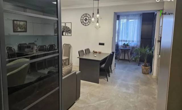 4 սենյականոց բնակարան Շինարարների փողոցում, 80 քմ, կապիտալ վերանորոգված, քարե շենք