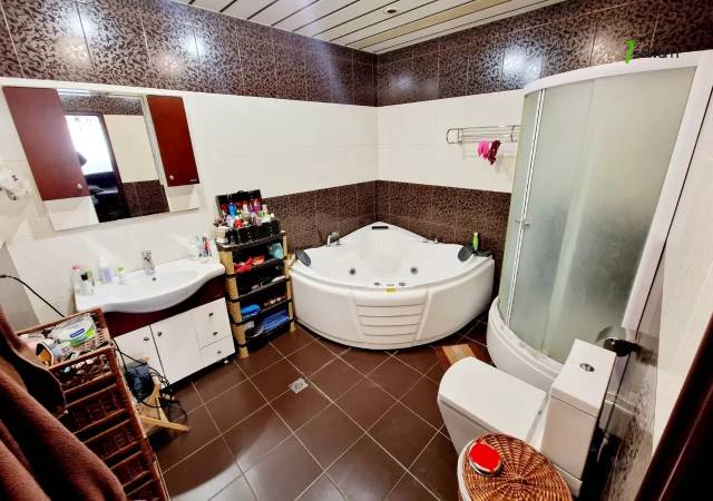 Ընդարձակ 5 սենյականոց բնակարան նորակառույց շենքում Այգեձորի փողոցում, 300 ք.մ., 3+ սանհանգույց