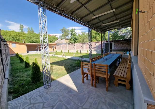 Երկու հարկանի քարե ամառանոց, Ջրվեժ թաղամաս Ջրվեժում, 800 ք.մ., 2 սանհանգույց, կապիտալ վերանորոգված