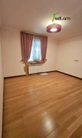 Երկու հարկանի քարե տուն Հայրիկ Մուրադյան փողոցում Արաբկիրում, 460 քմ, 3+ սանհանգույց