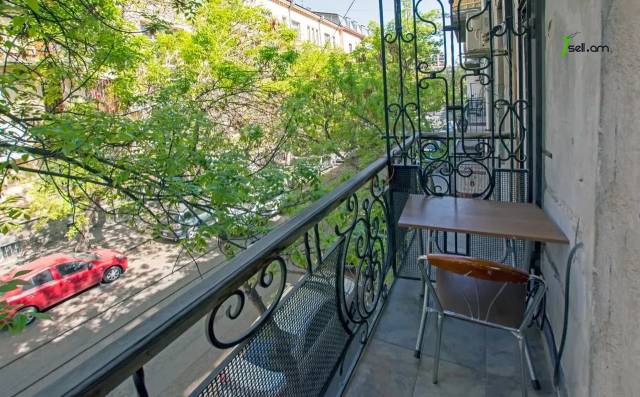 4 սենյականոց բնակարան Հանրապետության փողոցում, 82 քմ, նախավերջին հարկ, 3+ սանհանգույց