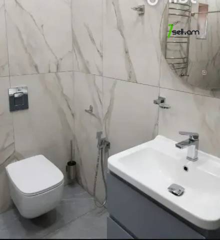 4 սենյականոց բնակարան, Հանրապետության փողոցի 2-րդ նրբանցք, 102 ք.մ., մի քանի պատշգամբ
