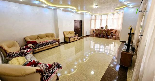 Երեք հարկանի քարե տուն Մարշալ Բաբաջանյանի փողոցում Ավանում, 420 ք.մ., 2 սանհանգույց