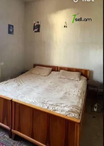 Երեք հարկանի քարե տուն Մանուշյան փողոցում Արաբկիրում, 350 ք.մ., 2 սանհանգույց