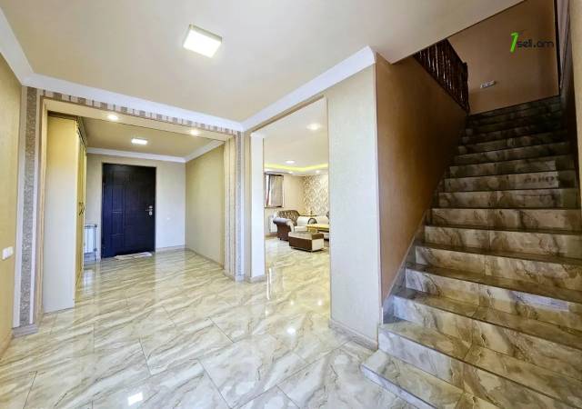 Երկու հարկանի քարե տուն Օստրովսկու փողոցում կենտրոնում, 380 քմ, 2 սանհանգույց, եվրովերանորոգված