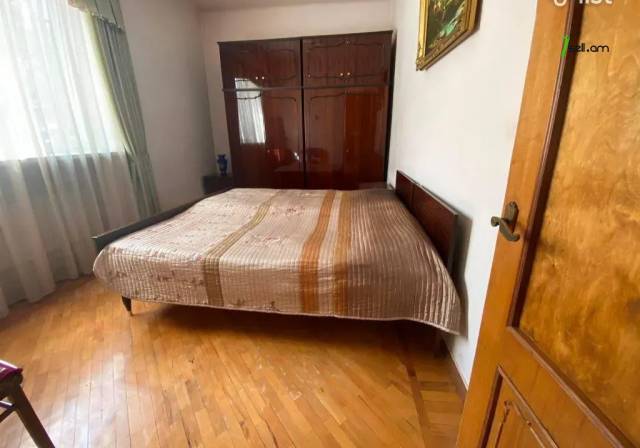 Երեք հարկանի քարե տուն Սերո Խանզադյան փողոցում Նորք Մարաշում, 370 ք.մ., 3+ սանհանգույց, մեծ հողամաս