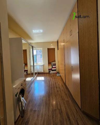 Երկու հարկանի քարե տուն Չարենցի փողոցում կենտրոնում, 740 ք.մ., 3+ սանհանգույց, կապիտալ վերանորոգված