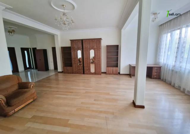 3 սենյականոց բնակարան Մոսկովյան փողոցում, 120 ք.մ., 2 սանհանգույց, բարձր առաստաղներ