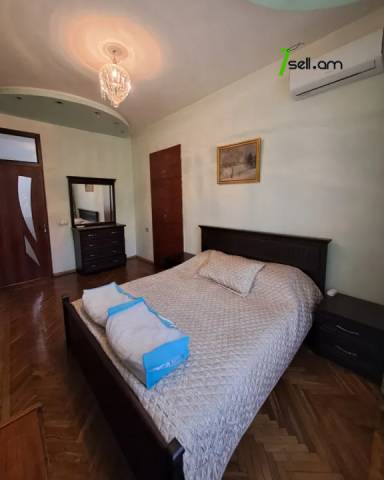 3 սենյականոց բնակարան Մոսկովյան փողոցում, 98 ք.մ., բարձր առաստաղներ, մի քանի պատշգամբ, 3/5 հարկ