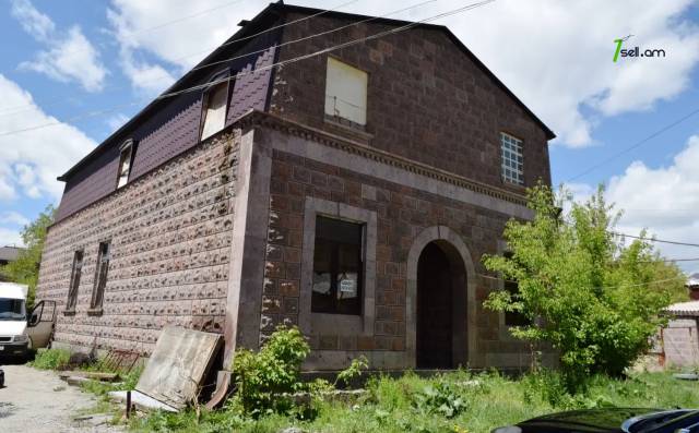 Երկու հարկանի քարե տուն Շիրակացի փողոցում Գյումրիում, 270 քմ, 2 սանհանգույց