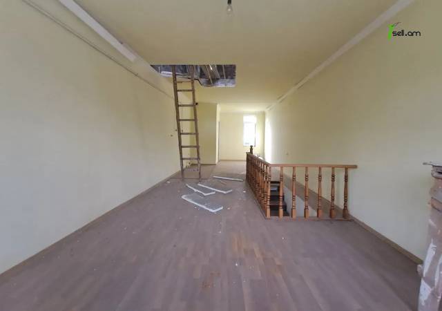 Երեք հարկանի քարե տուն Խորենացու փողոցում կենտրոնում, 145 ք.մ., 2 սանհանգույց, կոսմետիկ վերանորոգում