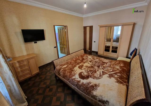 Երեք հարկանի քարե տուն Քանաքեռ Զեյթունում, 300 ք.մ., 3+ սանհանգույց, դիզայներական ոճով վերանորոգված